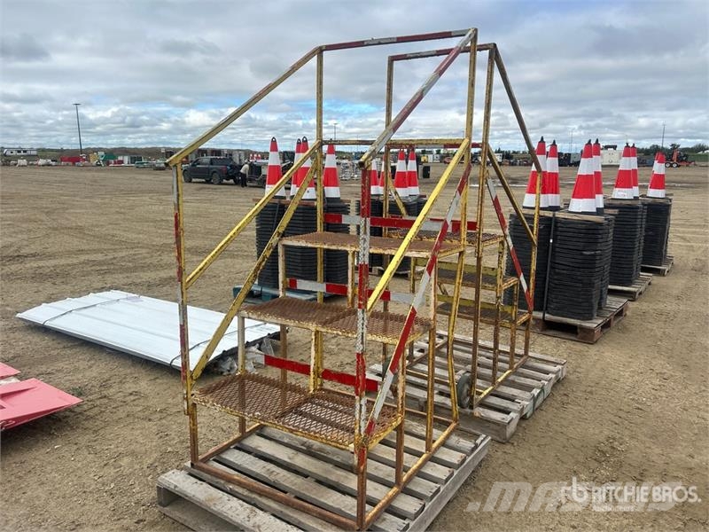 Quantity of (2) Set Of Portable Stairs Drugi deli