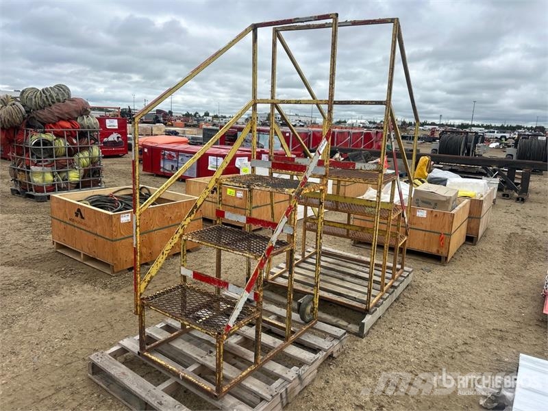 Quantity of (2) Set Of Portable Stairs Drugi deli