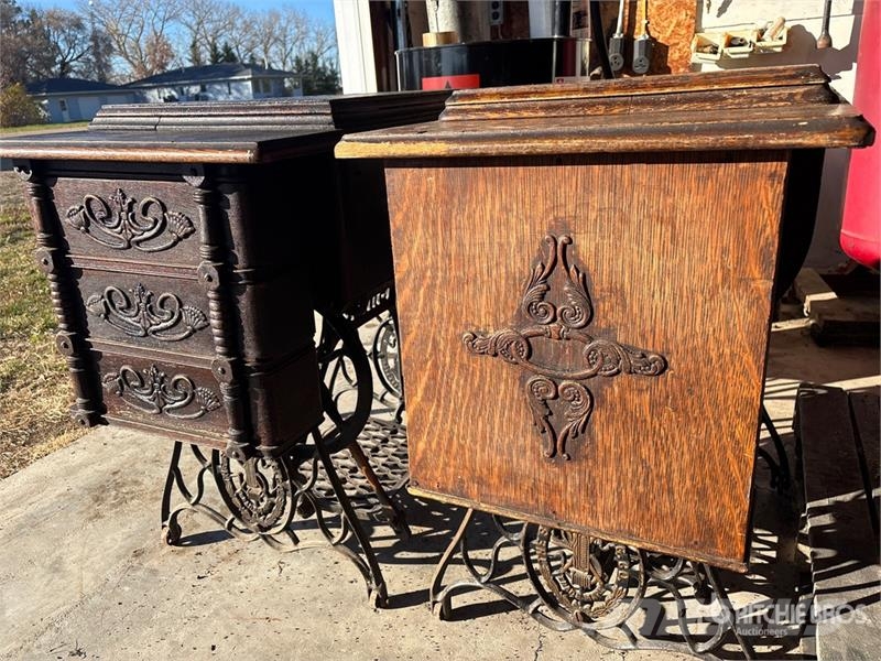 Quantity of (2) Singer Antique Sewing Machines مكونات أخرى
