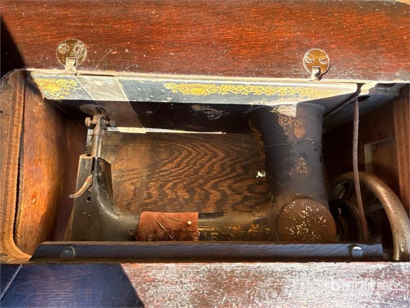 Quantity of (2) Singer Antique Sewing Machines مكونات أخرى