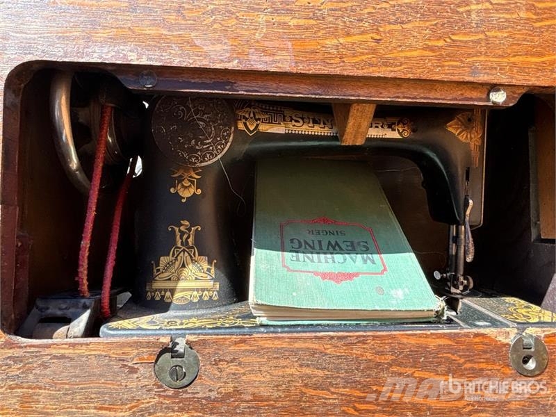 Quantity of (2) Singer Antique Sewing Machines مكونات أخرى