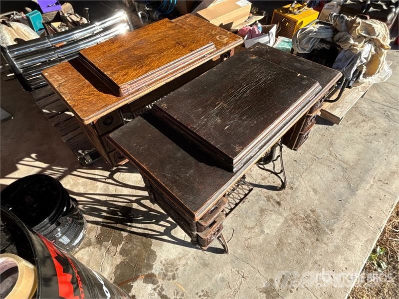 Quantity of (2) Singer Antique Sewing Machines مكونات أخرى