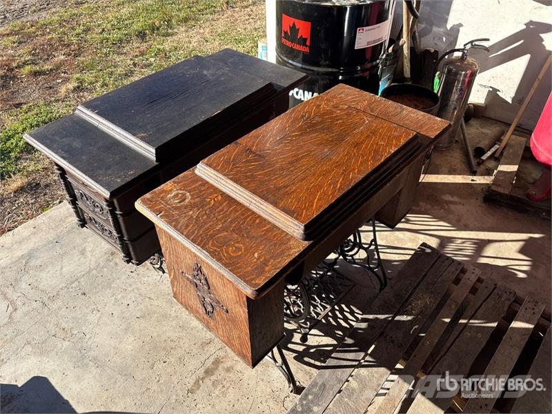 Quantity of (2) Singer Antique Sewing Machines مكونات أخرى