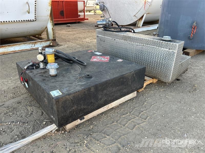Quantity of (2) Slip Fuel Tank Brandstof-en toegevoegde tanks