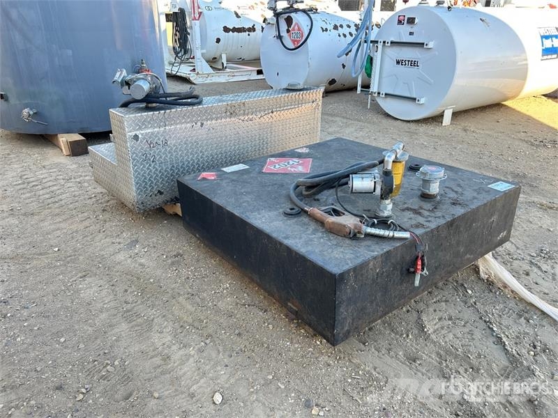 Quantity of (2) Slip Fuel Tank Brandstof-en toegevoegde tanks