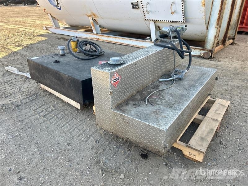 Quantity of (2) Slip Fuel Tank Brandstof-en toegevoegde tanks