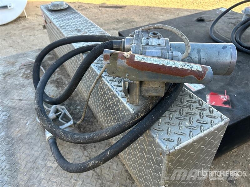 Quantity of (2) Slip Fuel Tank Brandstof-en toegevoegde tanks