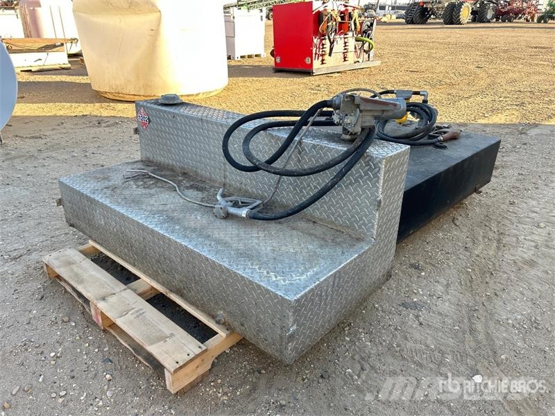 Quantity of (2) Slip Fuel Tank Brandstof-en toegevoegde tanks
