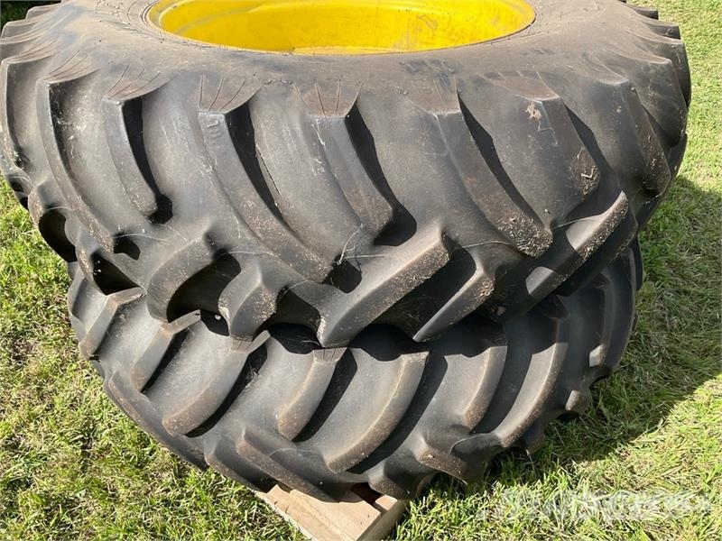  Quantity of (2) Sprayer Duals ماكينات زراعية - غير ذلك