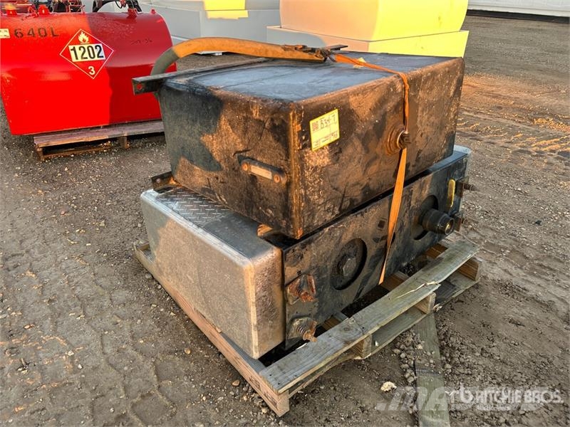 Quantity of (2) Square Hydraulic Tank Kraftstoff- und Zusatzstoffbehälter
