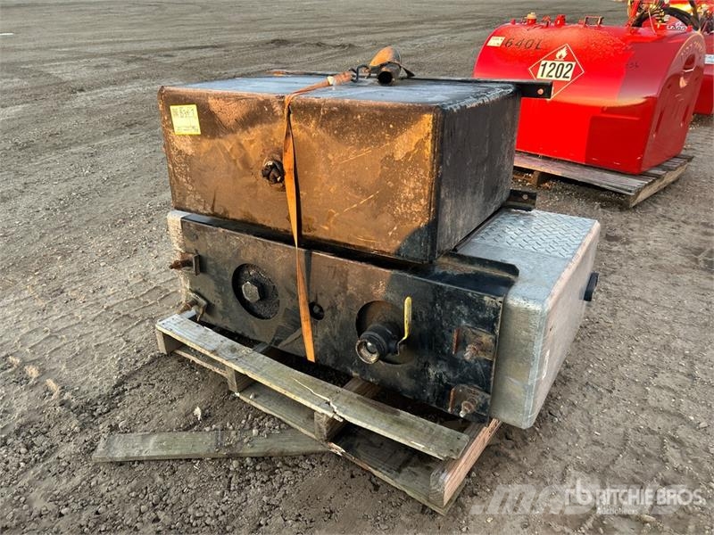 Quantity of (2) Square Hydraulic Tank Kraftstoff- und Zusatzstoffbehälter