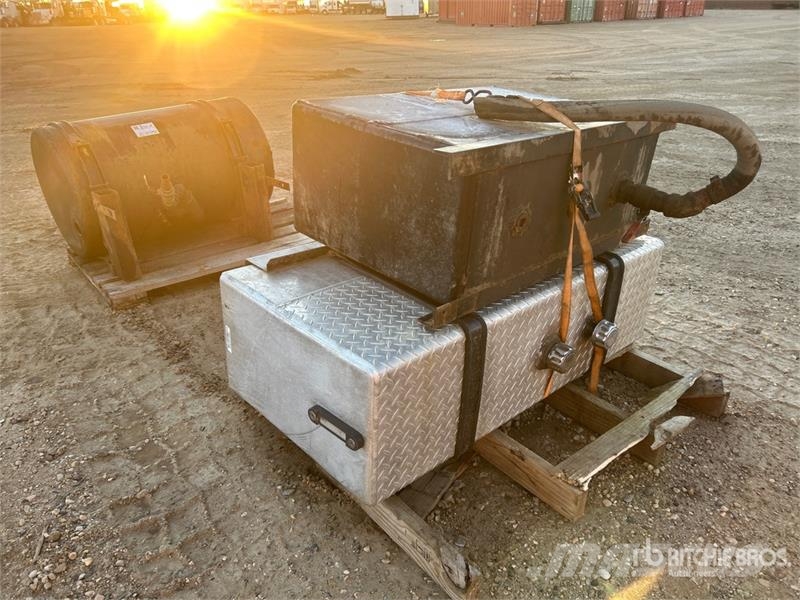 Quantity of (2) Square Hydraulic Tank Kraftstoff- und Zusatzstoffbehälter