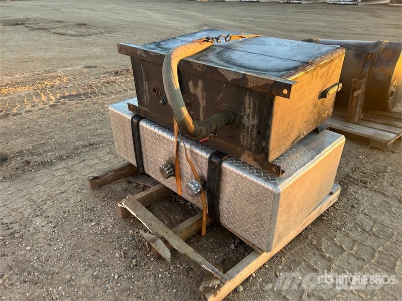 Quantity of (2) Square Hydraulic Tank Kraftstoff- und Zusatzstoffbehälter