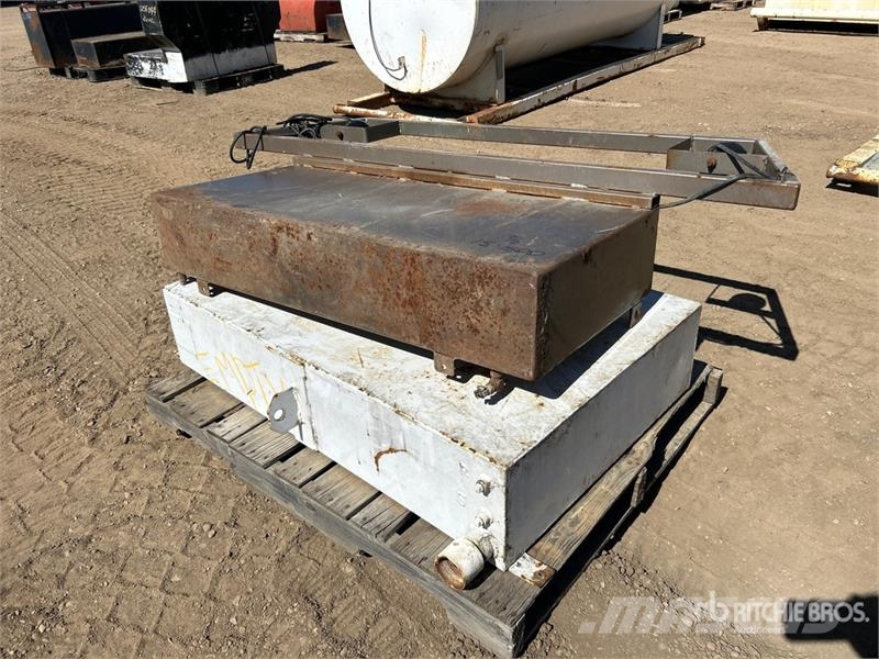 Quantity of (2) Steel Fuel Tank 연료 및 첨가제 탱크