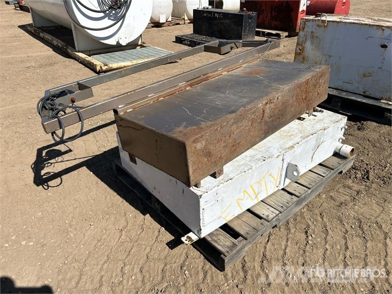 Quantity of (2) Steel Fuel Tank 연료 및 첨가제 탱크