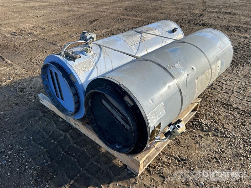 Quantity of (2) Steel Hot Water Tank Kraftstoff- und Zusatzstoffbehälter