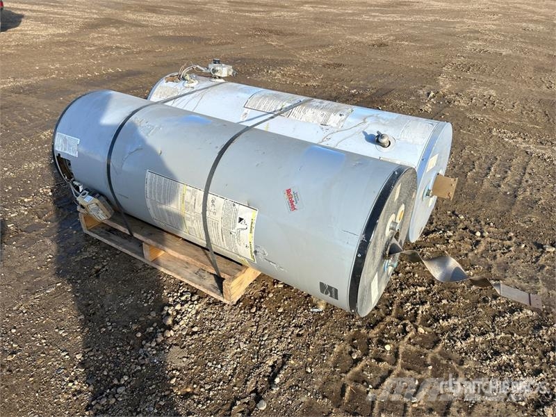Quantity of (2) Steel Hot Water Tank Kraftstoff- und Zusatzstoffbehälter