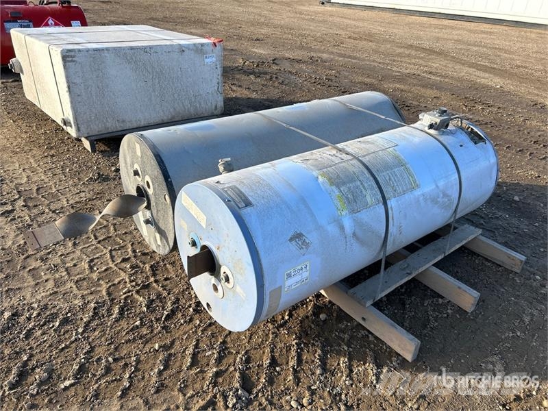 Quantity of (2) Steel Hot Water Tank Kraftstoff- und Zusatzstoffbehälter