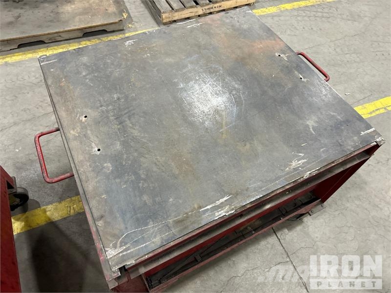  Quantity of (2) Steel Shop Tables Kiti naudoti statybos komponentai