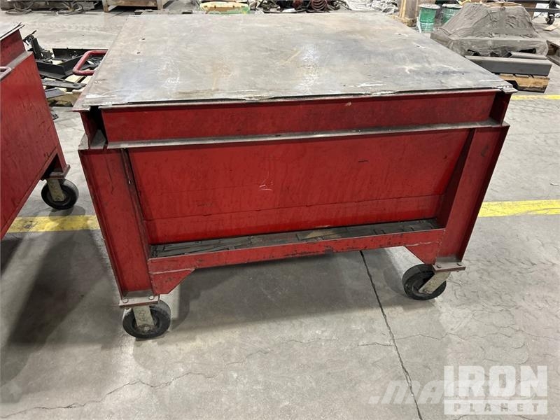  Quantity of (2) Steel Shop Tables Kiti naudoti statybos komponentai