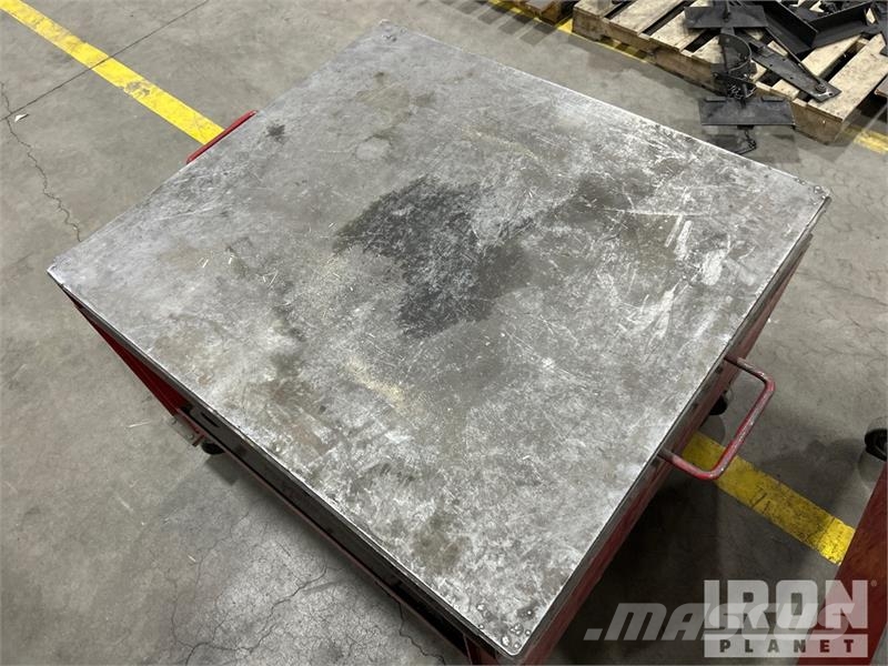  Quantity of (2) Steel Shop Tables Kiti naudoti statybos komponentai