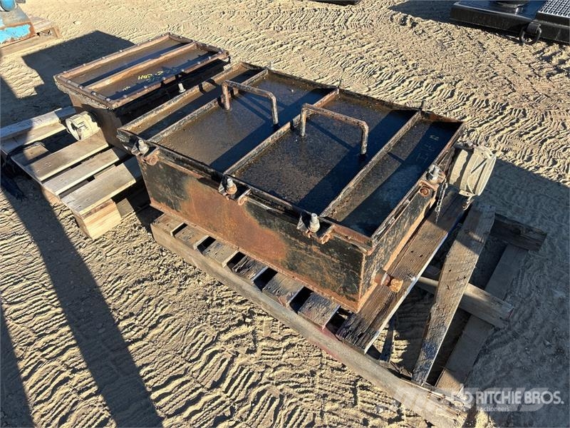  Quantity of (2) Steel Tank Kraftstoff- und Zusatzstoffbehälter