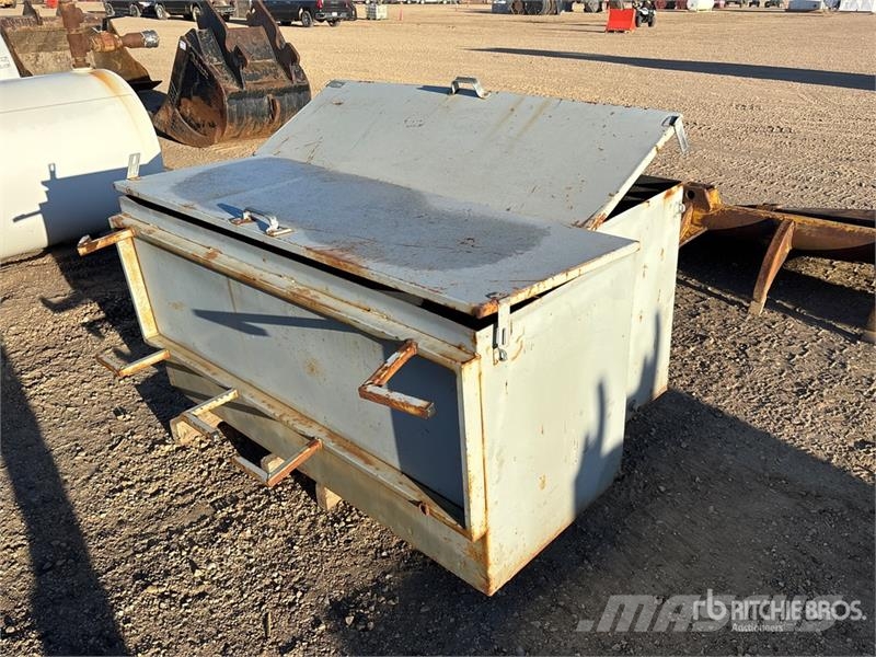 Quantity of (2) Storage Cabinets w/(2) Solar Panel Andre komponenter