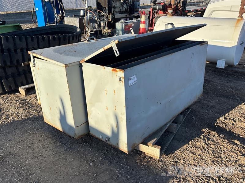Quantity of (2) Storage Cabinets w/(2) Solar Panel Andre komponenter