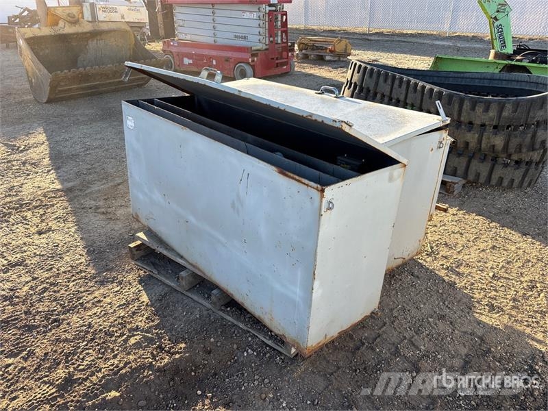 Quantity of (2) Storage Cabinets w/(2) Solar Panel Andre komponenter