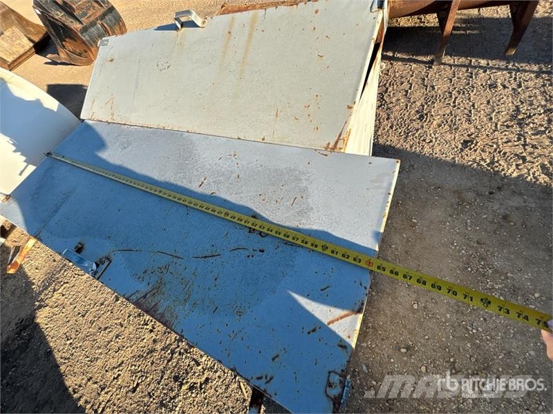 Quantity of (2) Storage Cabinets w/(2) Solar Panel Andre komponenter