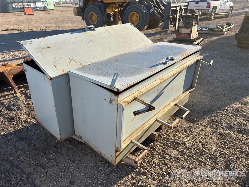 Quantity of (2) Storage Cabinets w/(2) Solar Panel Andre komponenter
