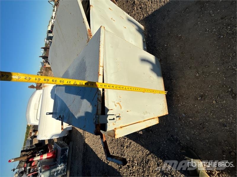 Quantity of (2) Storage Cabinets w/(2) Solar Panel Andre komponenter