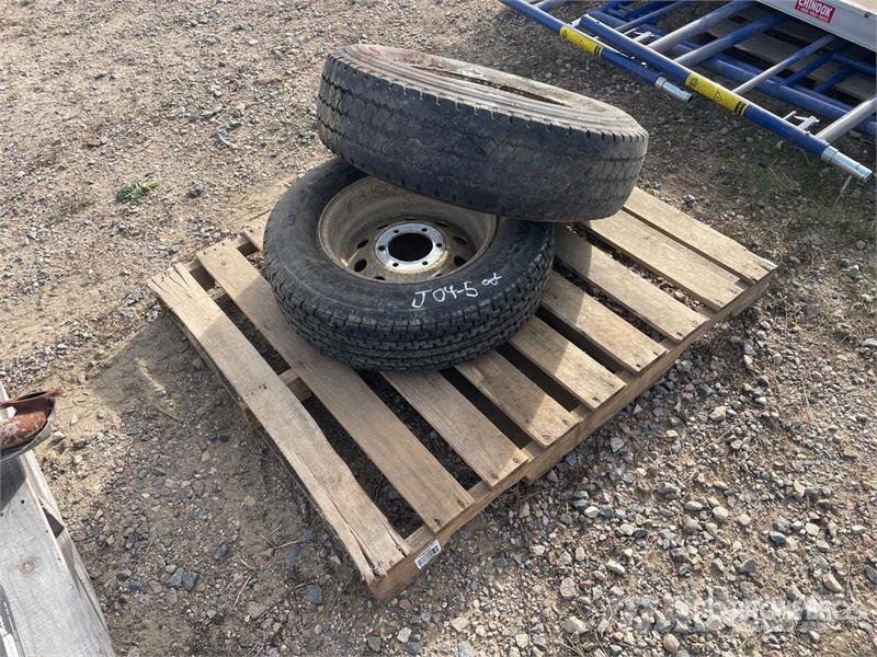 Quantity of (2) Tires Gume, točkovi i felne
