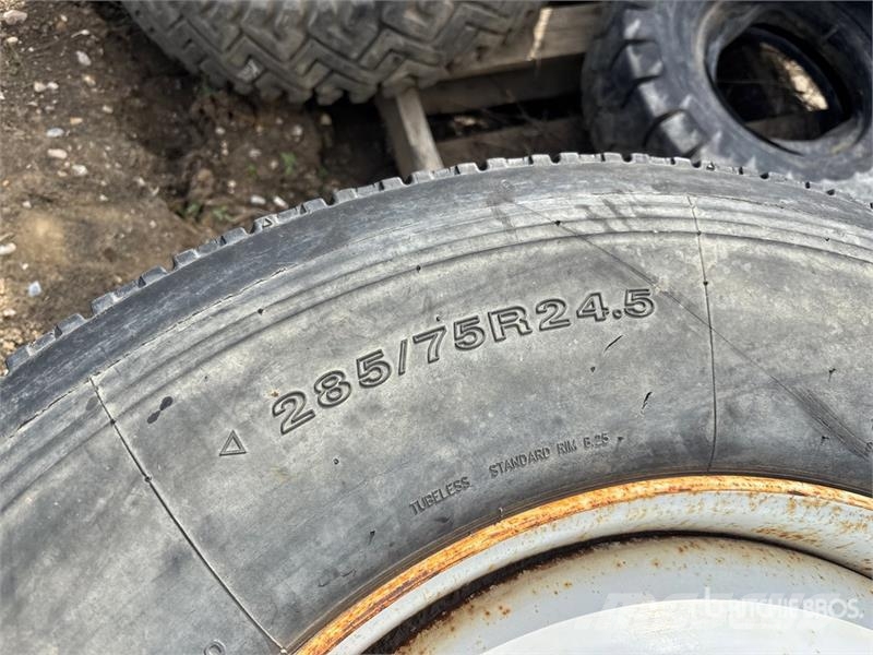 Quantity of (2) Tires Gume, točkovi i felne