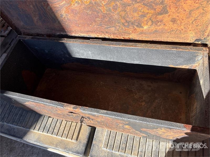  Quantity of (2) Tool Box Utilaje construcții - Altele