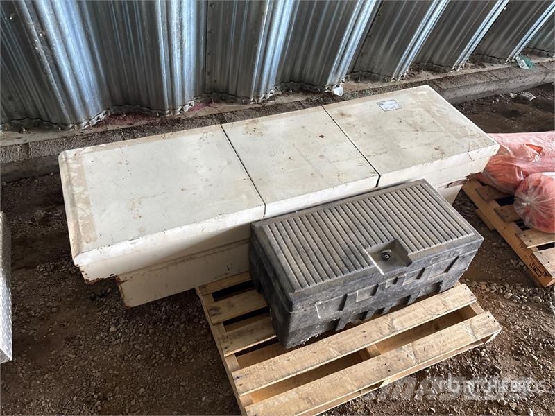 Quantity of (2) Tool Box Andre komponenter