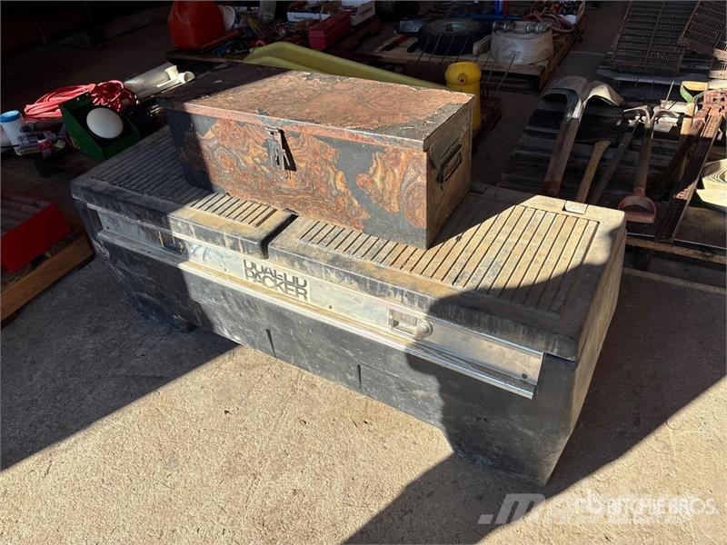  Quantity of (2) Tool Box Utilaje construcții - Altele