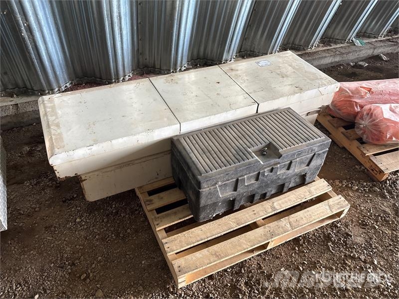 Quantity of (2) Tool Box Andre komponenter