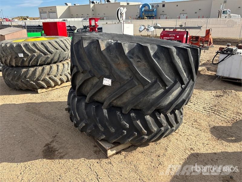 Quantity of (2) Tractor Tires Renkaat ja vanteet