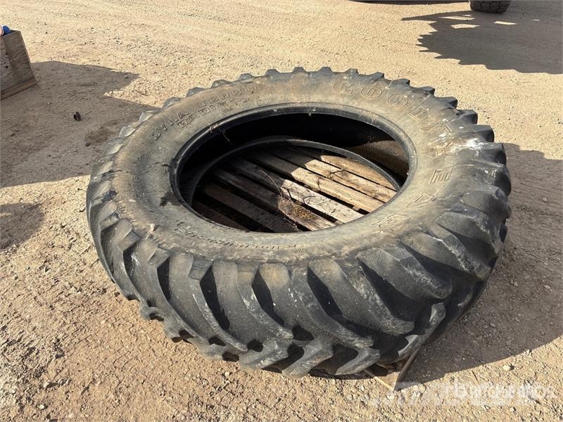 Quantity of (2) Tractor Tires Renkaat ja vanteet