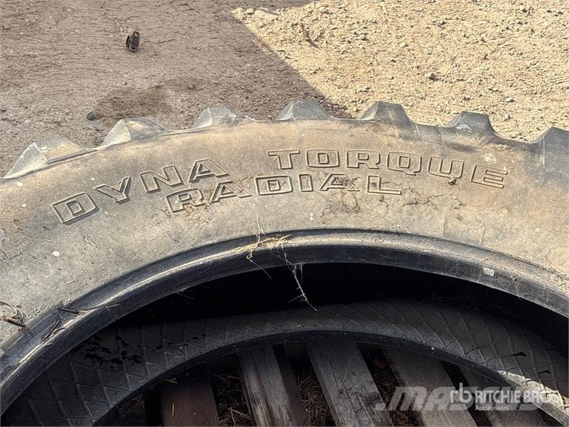 Quantity of (2) Tractor Tires Renkaat ja vanteet