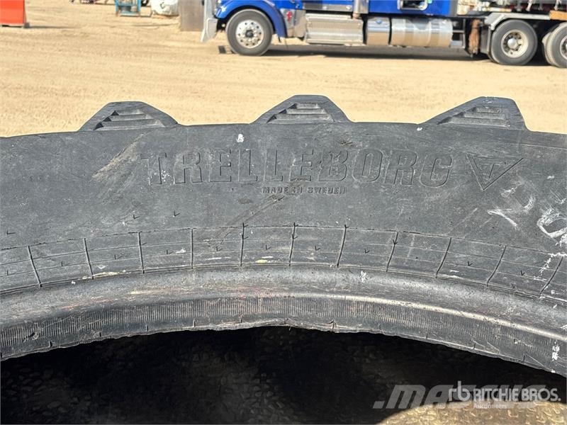 Quantity of (2) Tractor Tires Renkaat ja vanteet