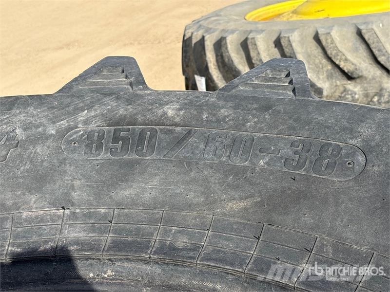 Quantity of (2) Tractor Tires Renkaat ja vanteet