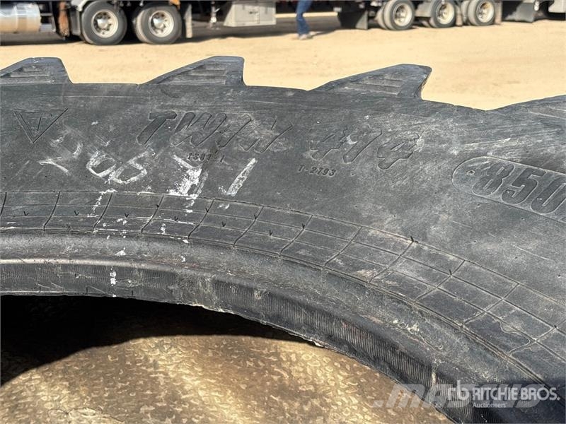 Quantity of (2) Tractor Tires Renkaat ja vanteet