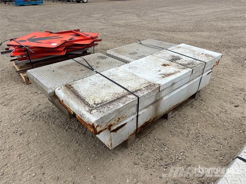 Quantity of (2) Truck Tool Box Ostalo za građevinarstvo