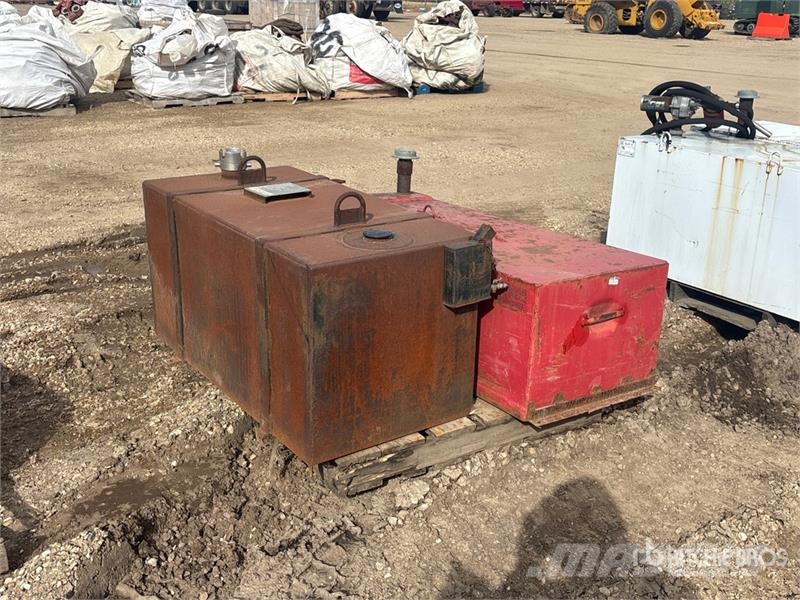 Quantity of (2) Westeel Steel Fuel Tank Kraftstoff- und Zusatzstoffbehälter