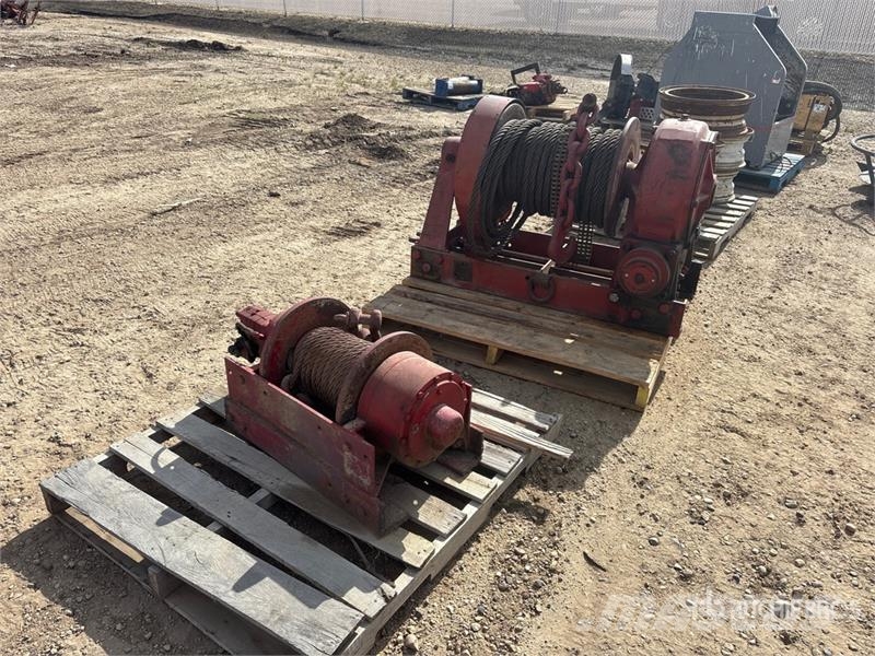  Quantity of (2) Winch Pacēlāji, vinčas un materiālu lifti
