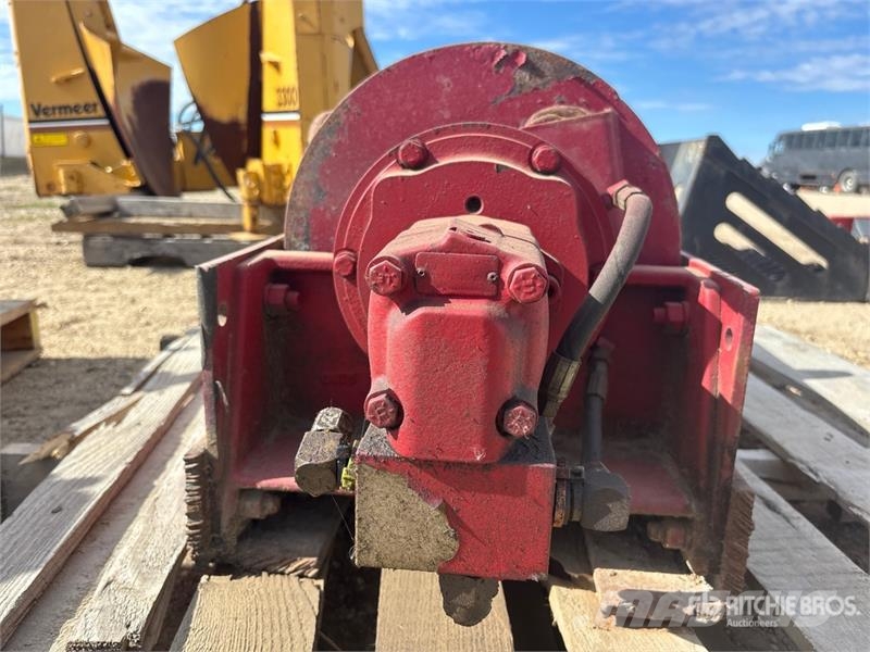  Quantity of (2) Winch Pacēlāji, vinčas un materiālu lifti