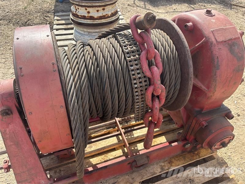  Quantity of (2) Winch Pacēlāji, vinčas un materiālu lifti