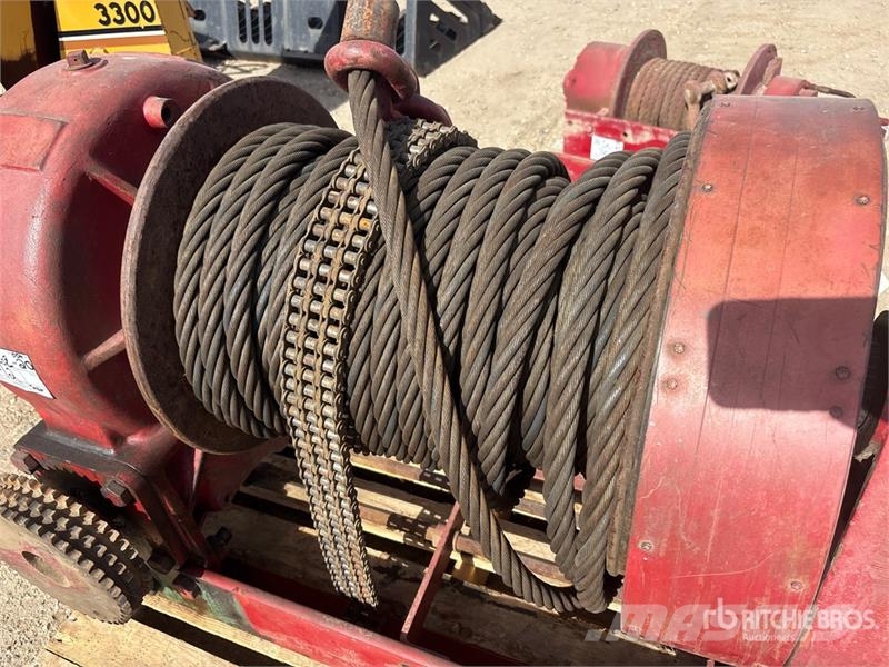  Quantity of (2) Winch Pacēlāji, vinčas un materiālu lifti